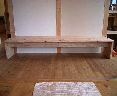 木のベンチ「T-bench」