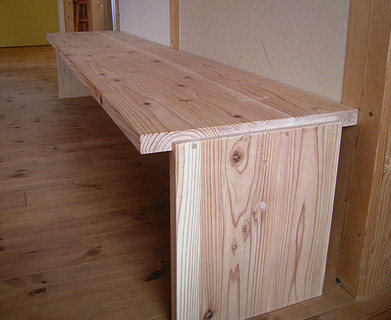 木のベンチ「T-bench」