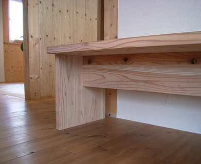 木のベンチ「T-bench」